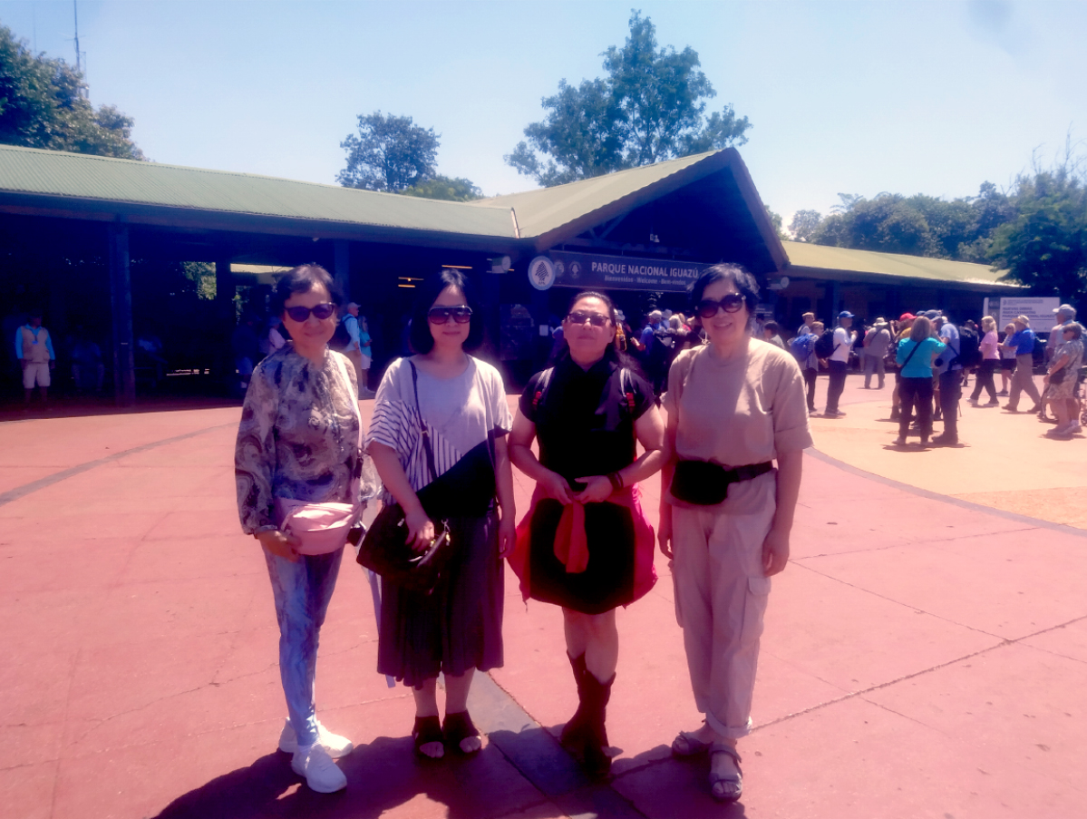Group photo at Devil's Throat